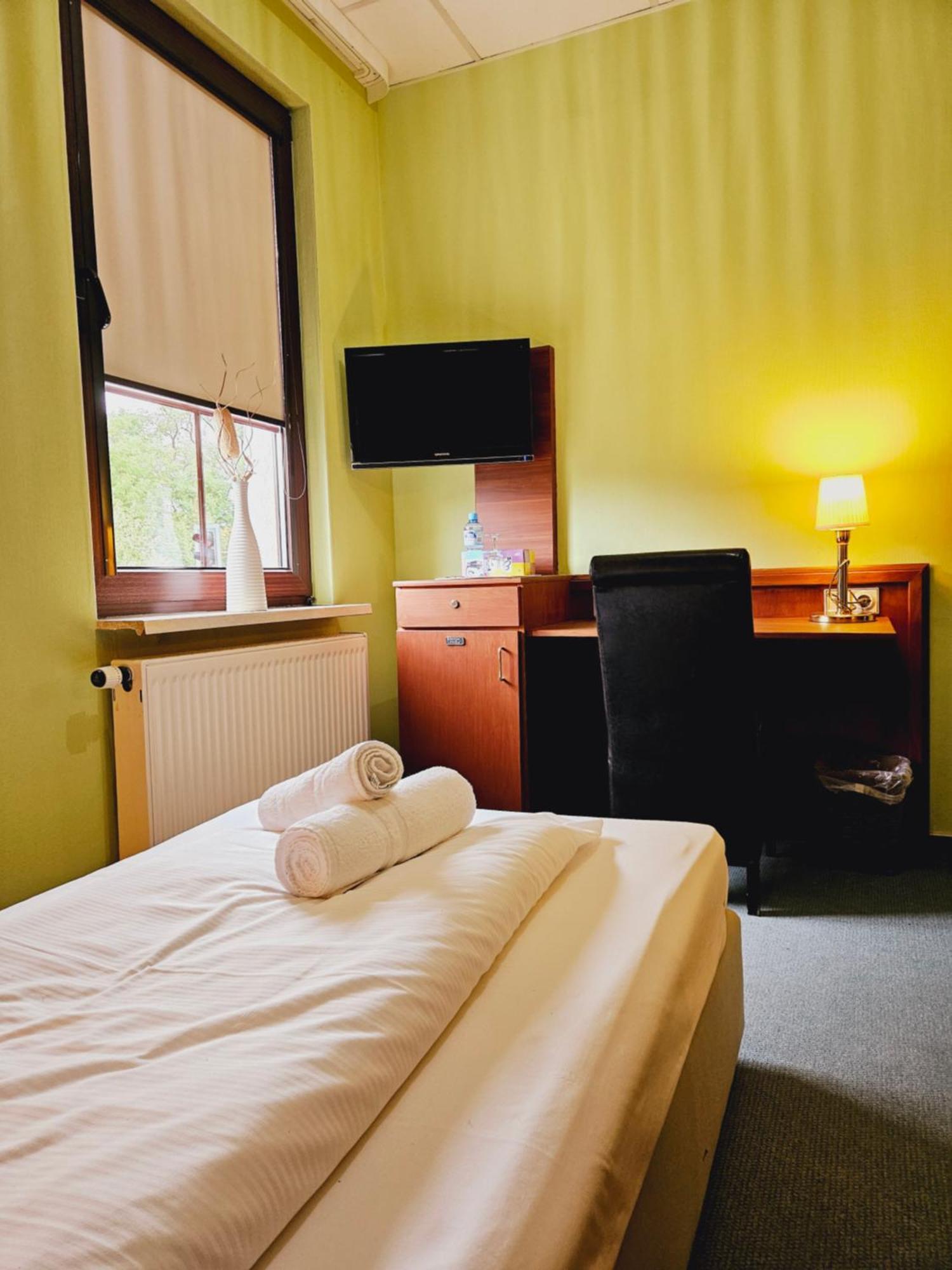 Ikura Hotel Self-Check-In 路德斯塔德·艾斯勒本 外观 照片