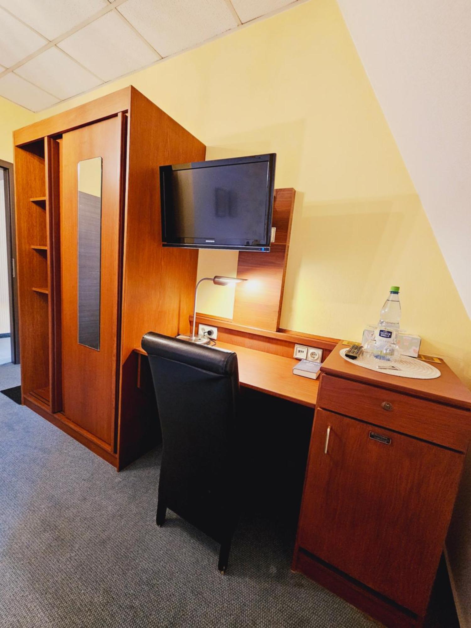 Ikura Hotel Self-Check-In 路德斯塔德·艾斯勒本 外观 照片