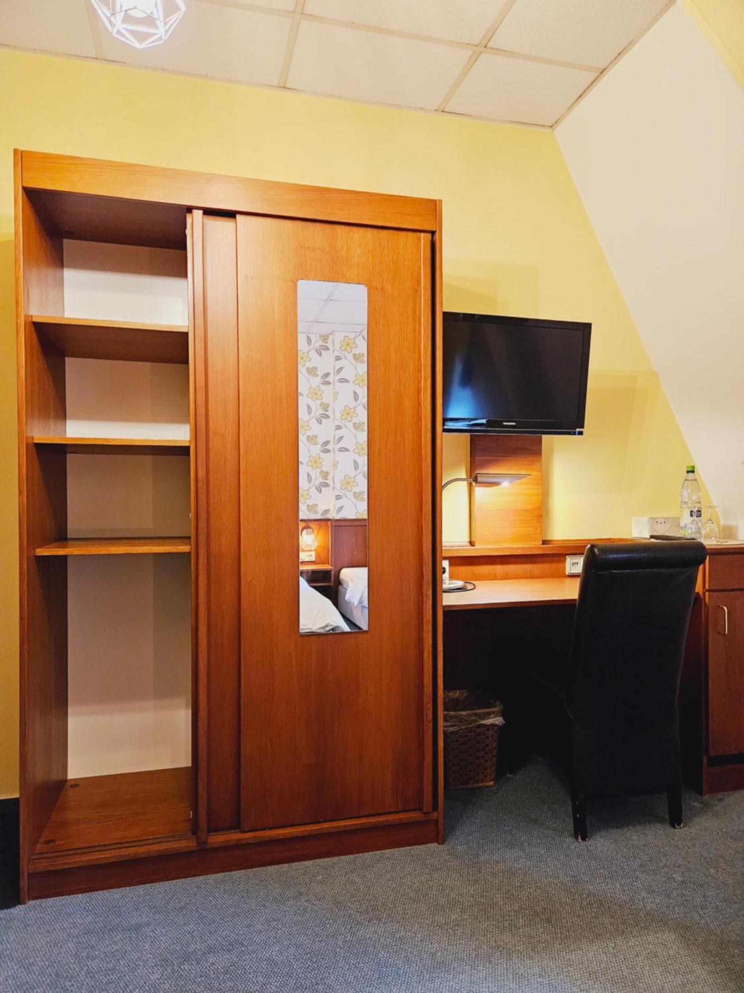 Ikura Hotel Self-Check-In 路德斯塔德·艾斯勒本 外观 照片