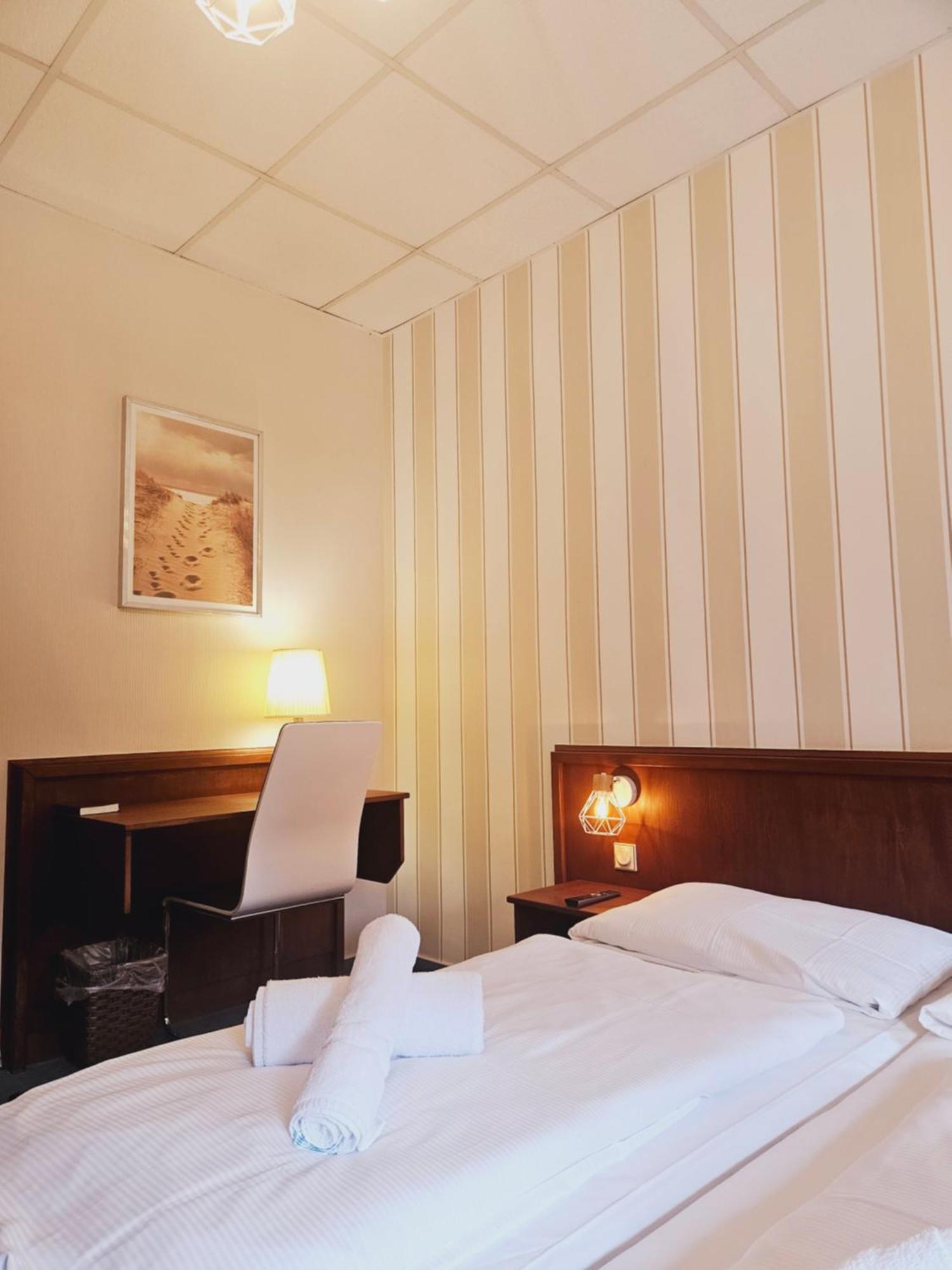 Ikura Hotel Self-Check-In 路德斯塔德·艾斯勒本 外观 照片