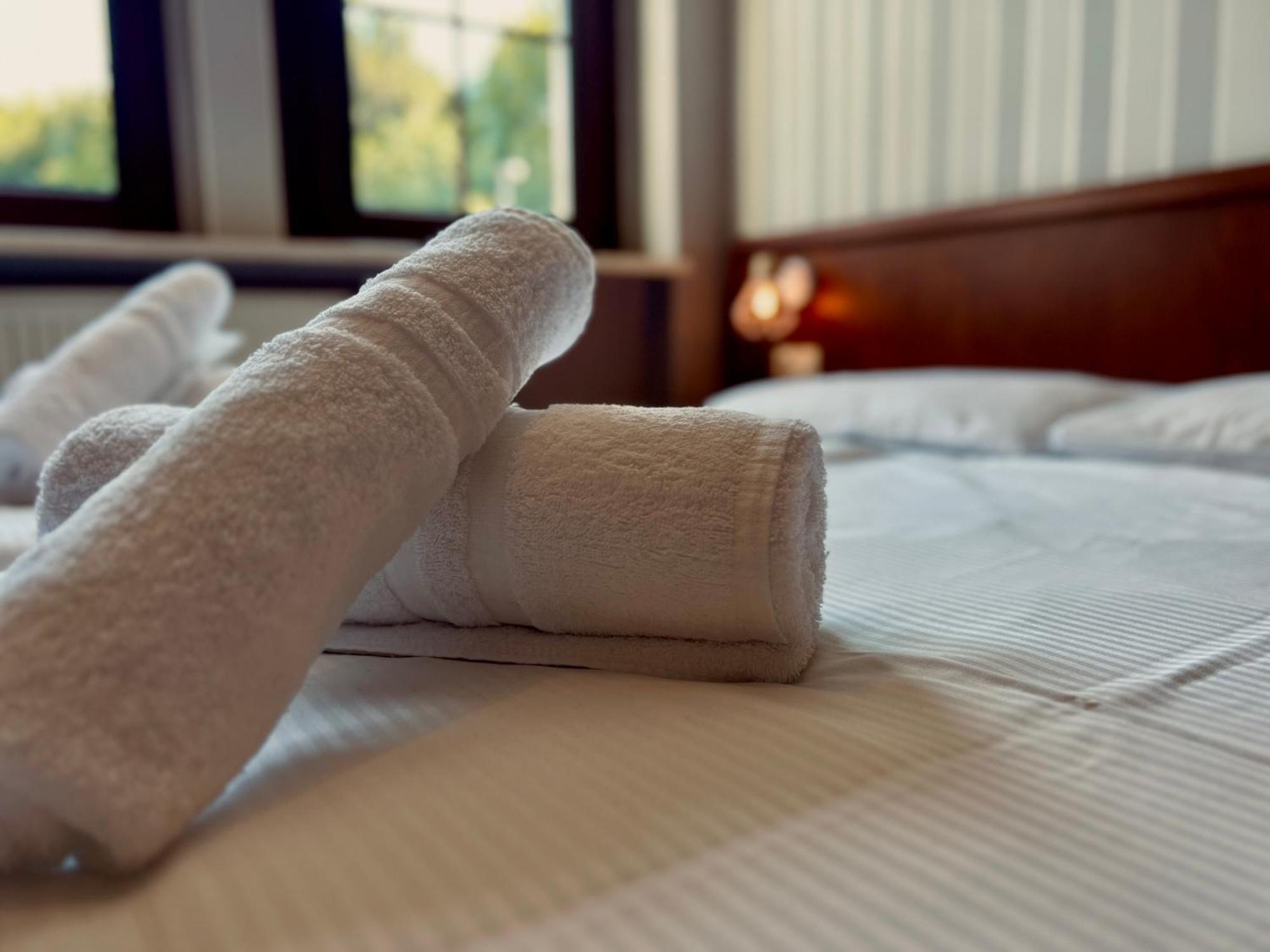 Ikura Hotel Self-Check-In 路德斯塔德·艾斯勒本 外观 照片